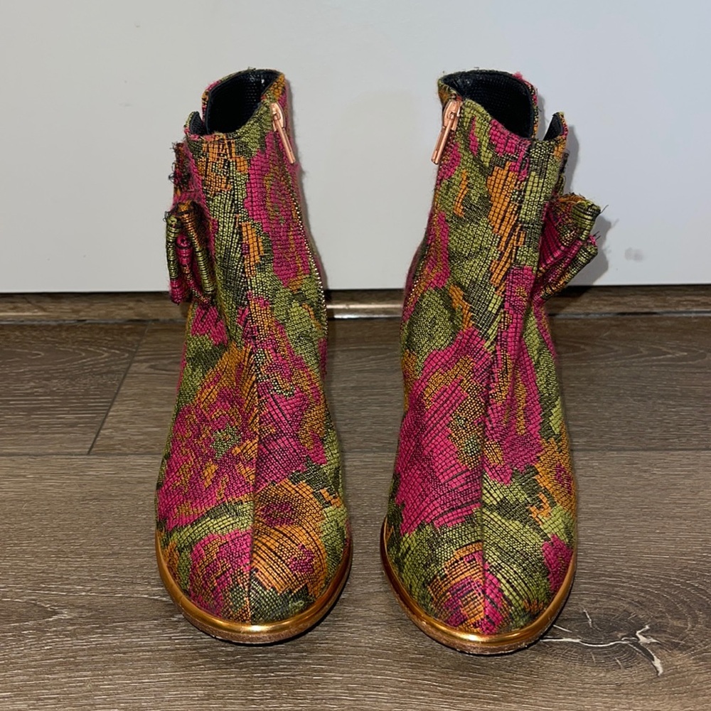 Maloles, size 38.5 (8 and run small), pink and green floral